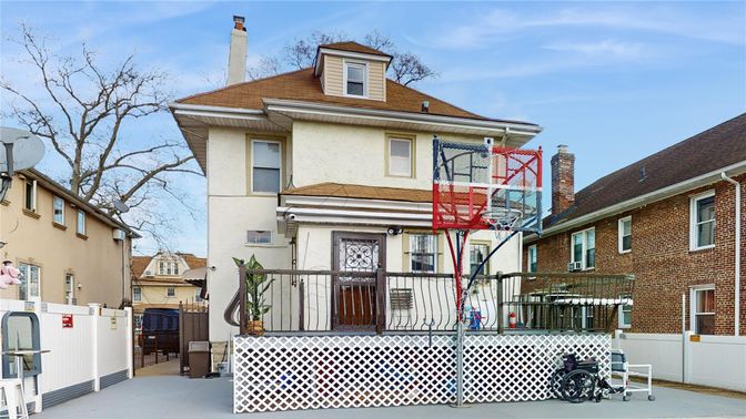 Exterior, Facade, American Foursquare