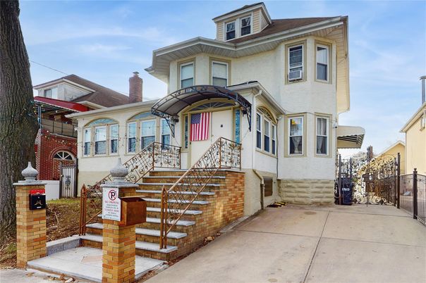 Exterior, Facade, Rowhouse