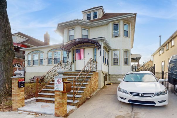 Exterior, Facade, American Foursquare