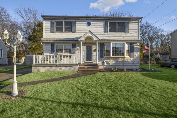 Exterior, Facade, Raised Ranch