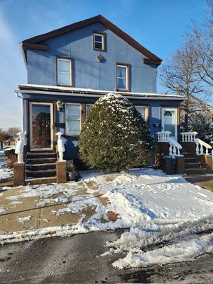 Exterior, Facade, American Foursquare