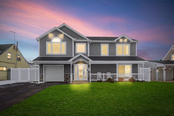 Attached, Exterior, Facade, American Craftsman