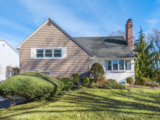 Exterior, Facade, Cape Cod