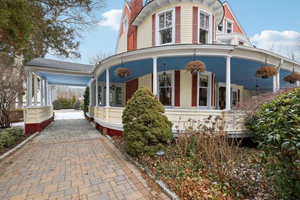Exterior, Facade, Queen Anne Victorian