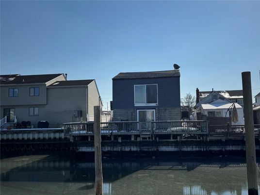 Exterior, Lake