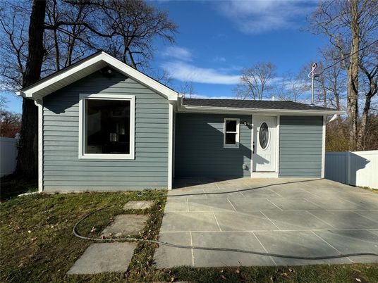 Exterior, Facade, Ranch