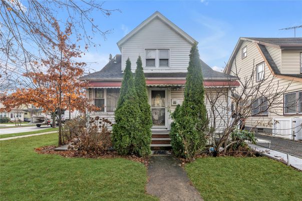 Exterior, Facade, Queen Anne Victorian