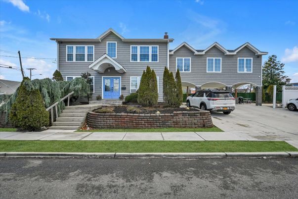 Exterior, Facade, Queen Anne Victorian