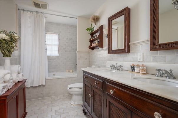 Bathroom, Dual Sink Vanities, Interior