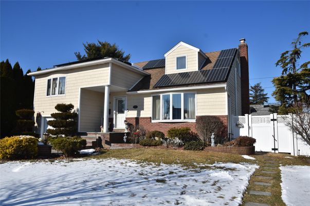 Exterior, Facade, Brick Facade, Cape Cod
