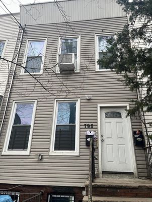 Exterior, Facade, Rowhouse