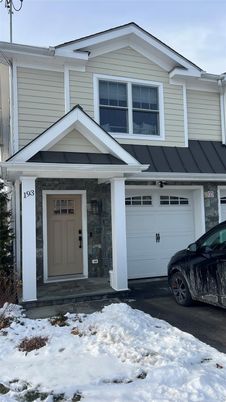 Attached, Exterior, Facade, American Craftsman