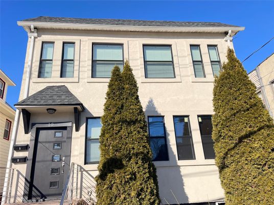 Exterior, Facade, Queen Anne Victorian