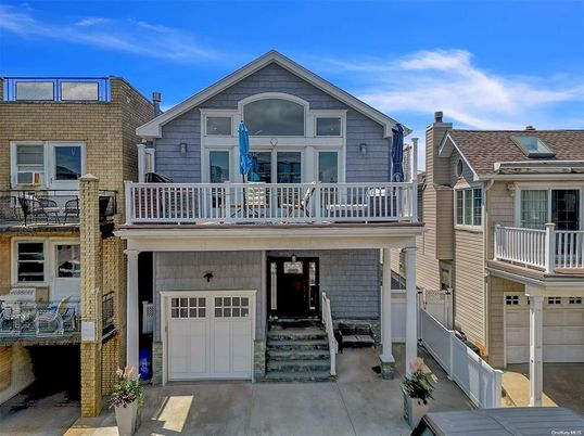 Attached, Exterior, Facade, Rowhouse