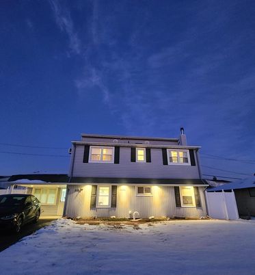 Attached, Exterior, Facade, Split Level