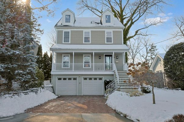 Attached, Exterior, Facade, American Foursquare