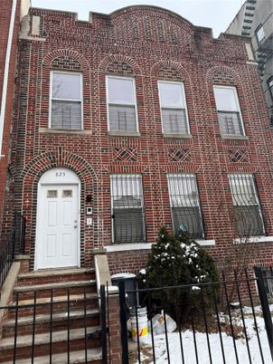 Exterior, Facade, Brick Facade, Rowhouse