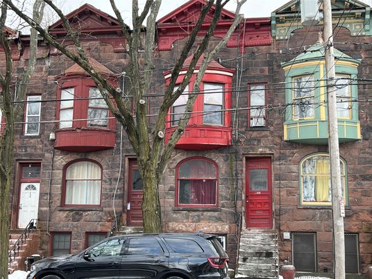Exterior, Facade, Rowhouse