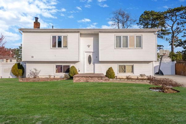 Exterior, Facade, Raised Ranch