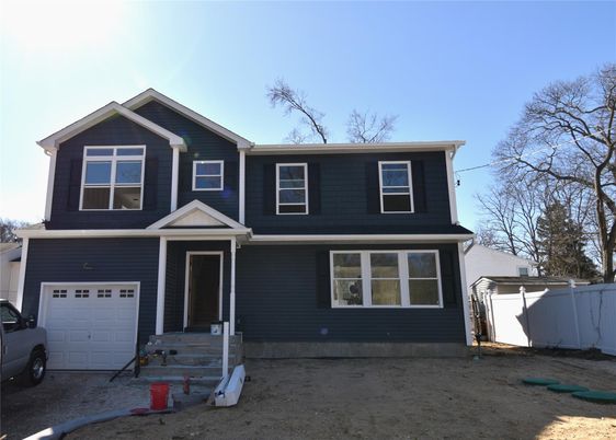 Attached, Exterior, Facade, American Craftsman
