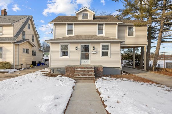 Exterior, Facade, American Foursquare