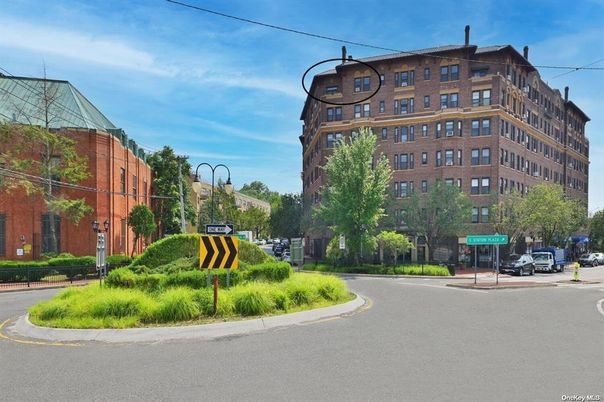 Exterior, Facade, Condo Building