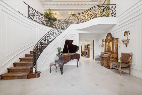Interior, Piano