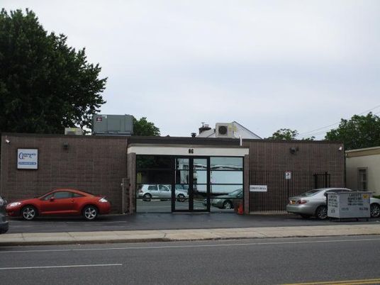 Exterior, Facade, Modern