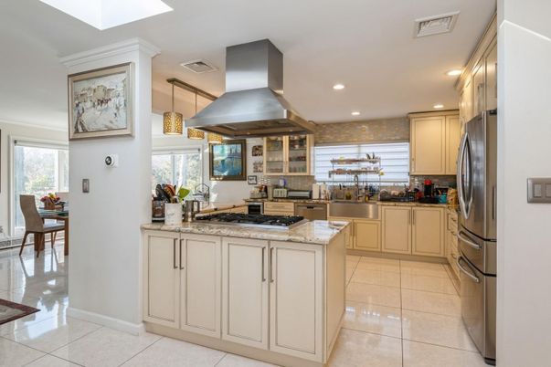Dining room, Interior, Kitchen, Pendant Lights, Recessed Lighting, Stainless Steel Appliances