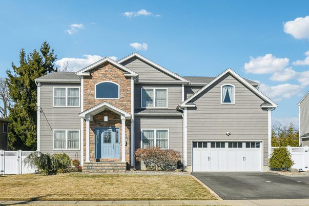 Attached, Exterior, Facade, Brick Traditional