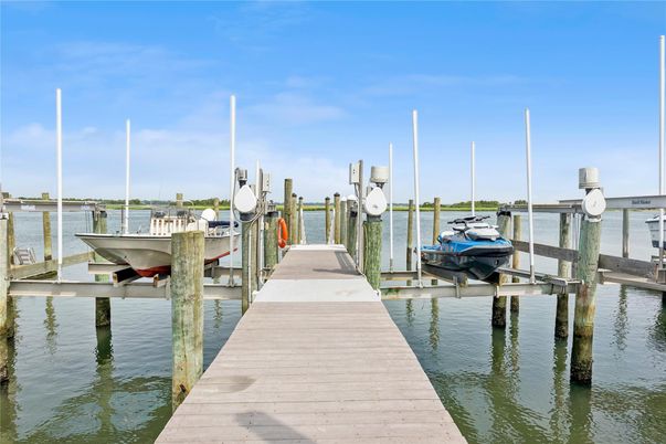 Exterior, Lake