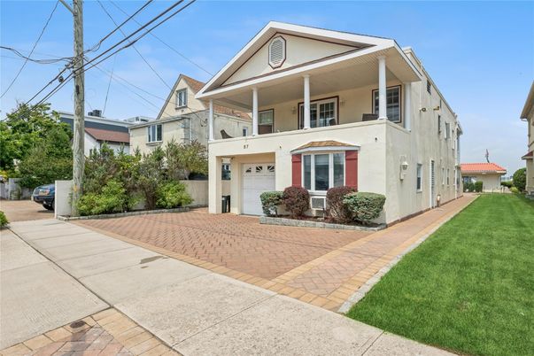 Attached, Exterior, Facade, American Foursquare