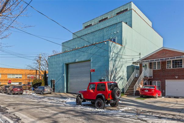 Attached, Exterior, Facade, None