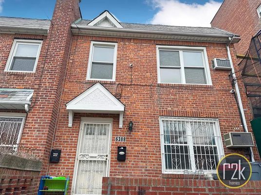 Exterior, Facade, Brick Facade, Rowhouse