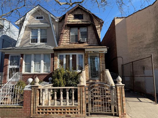 Exterior, Facade, Queen Anne Victorian
