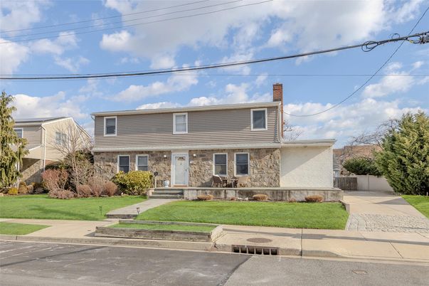 Exterior, Facade, Brick Facade, American Foursquare