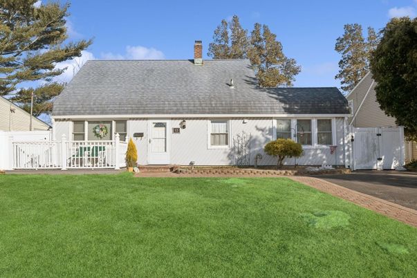 Exterior, Facade, Cape Cod