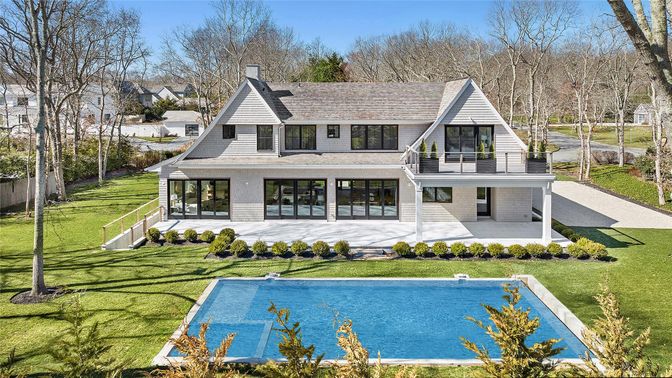 Exterior, Facade, Pool, Farmhouse