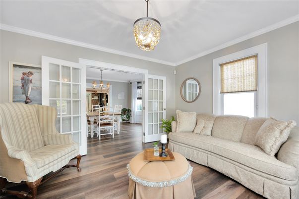 Chandelier, Dining room, Interior, Living room, Pendant Lights, Wood Texture Flooring