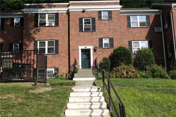 Exterior, Facade, Brick Facade, Rowhouse