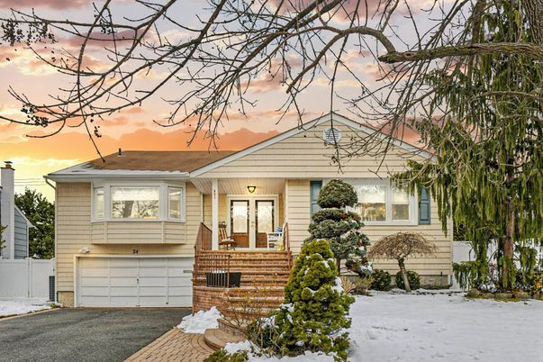 Attached, Exterior, Facade, Cape Cod