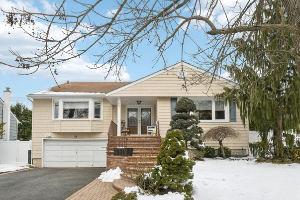 Attached, Exterior, Facade, Cape Cod