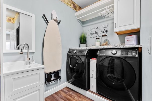 Interior, Washer, Wood Texture Flooring