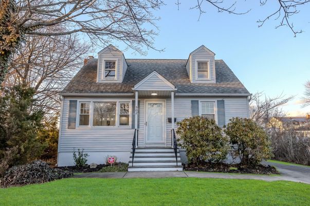 Exterior, Facade, Cape Cod