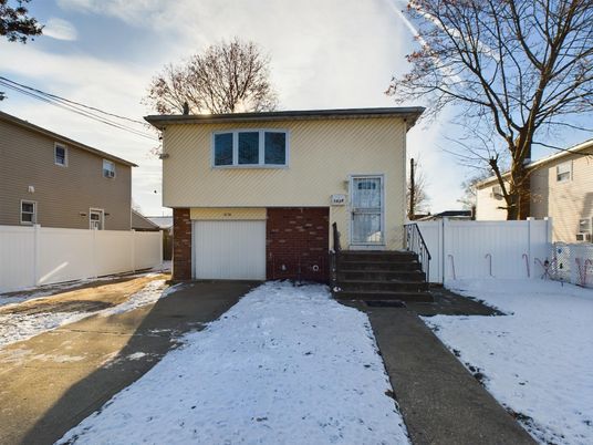 Attached, Exterior, Facade, Brick Facade, Raised Ranch
