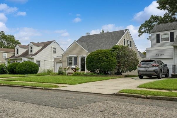 Attached, Exterior, Facade, Cape Cod