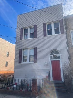 Exterior, Facade, Rowhouse