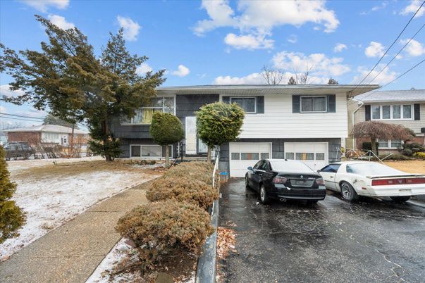 Attached, Exterior, Facade, Raised Ranch