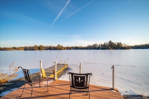 Exterior, Lake