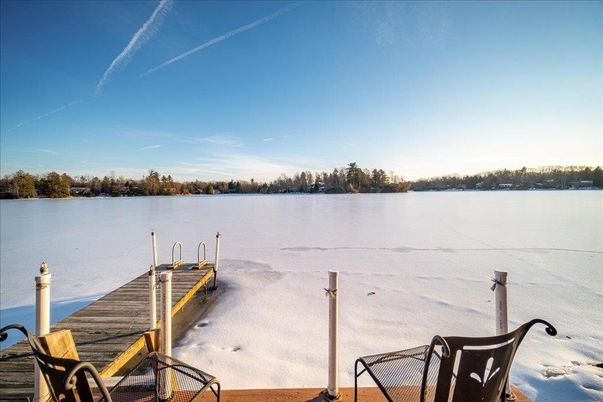 Exterior, Lake